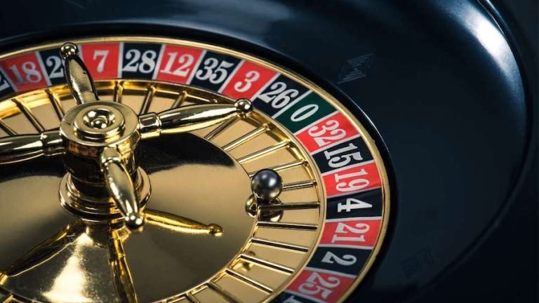Antarmuka aplikasi dewa qq menampilkan meja live dealer dan menu permainan